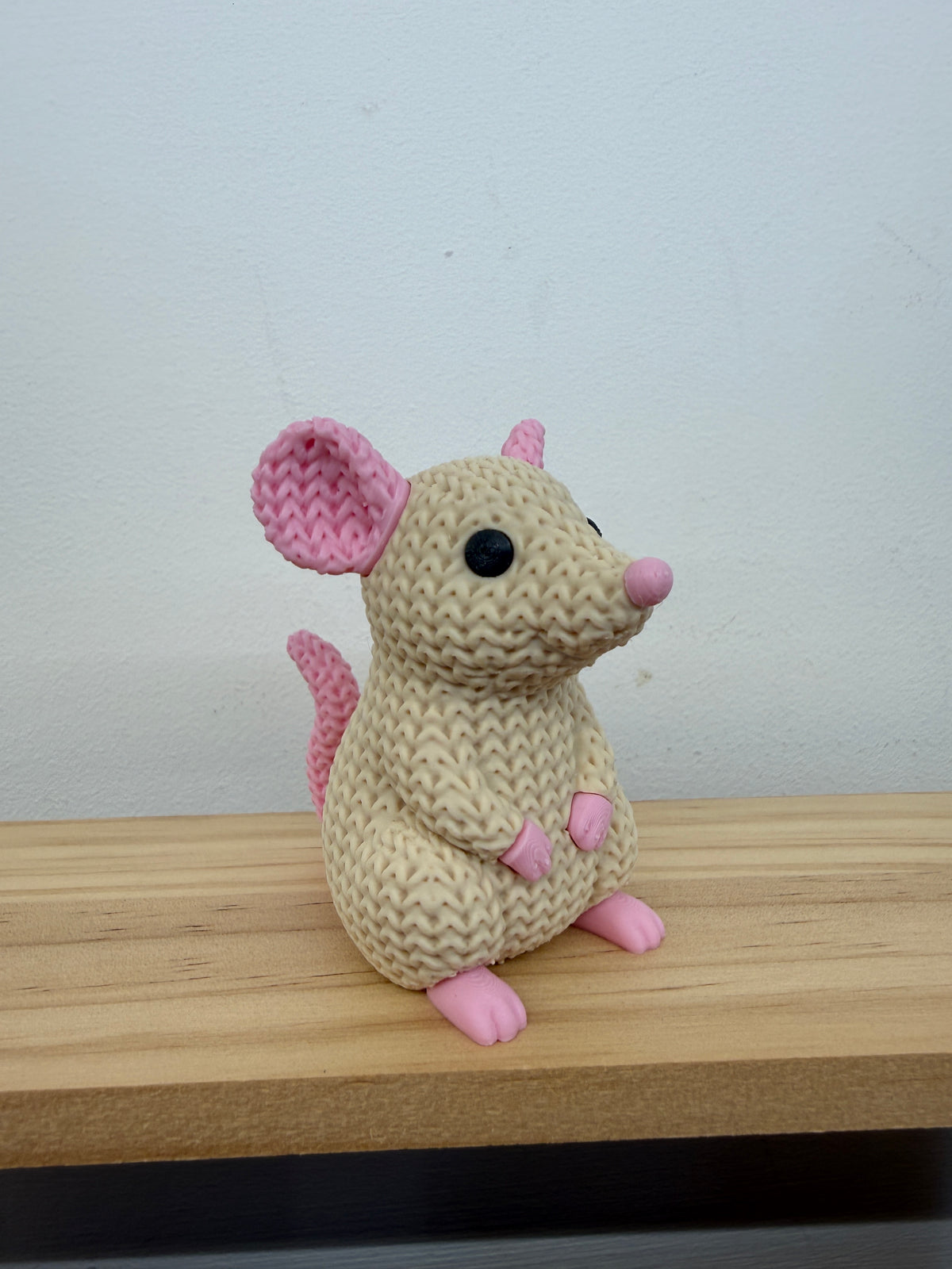 Cream Rat Figurine – Knitted-Style Shelf Decor