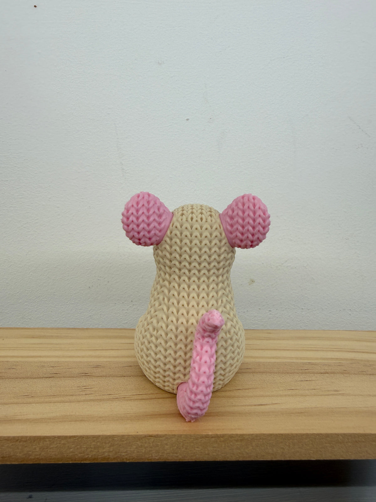 Cream Rat Figurine – Knitted-Style Shelf Decor