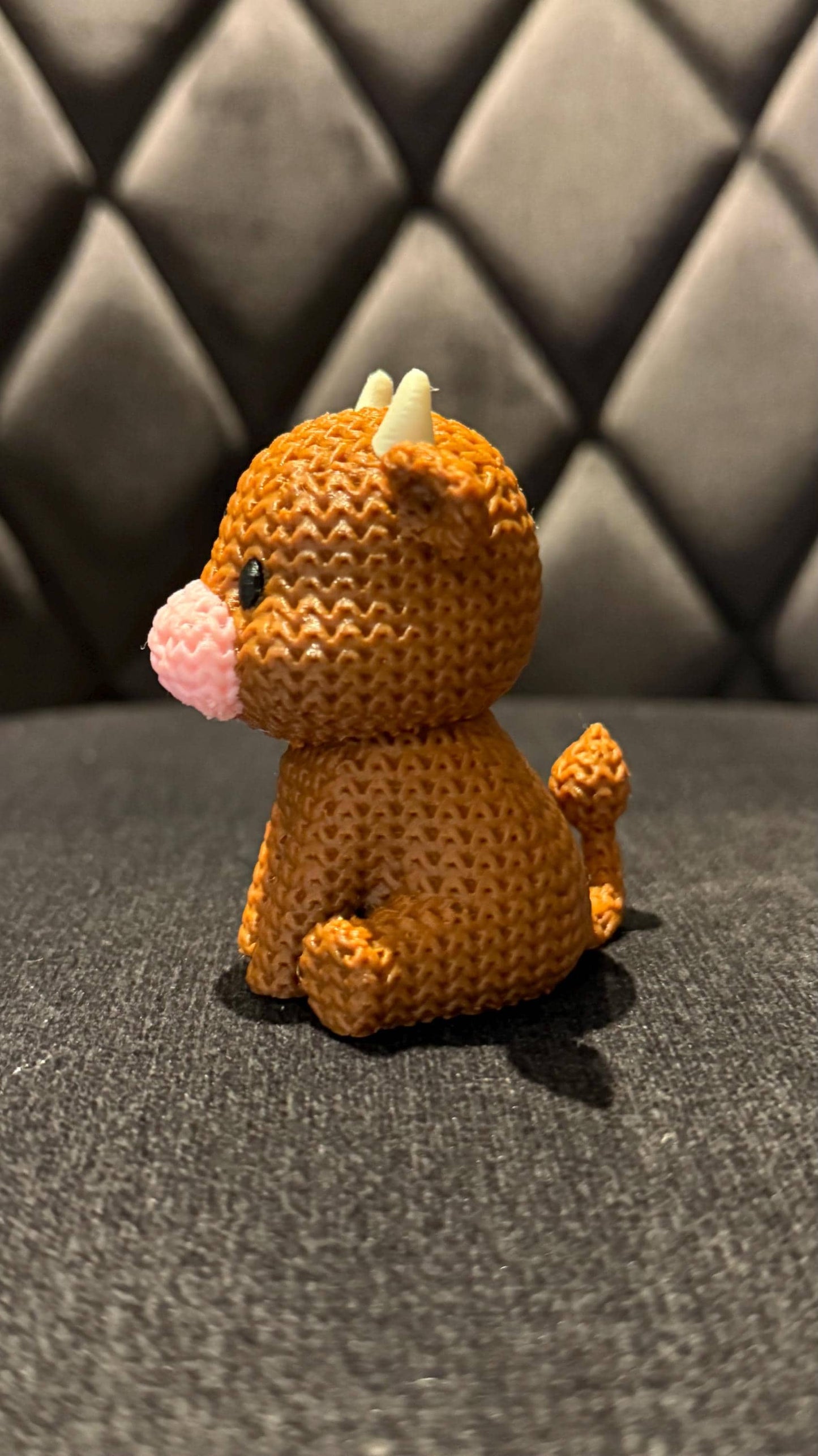 3D Printed Highland Cow Figurine – Knitted Texture Mini Ornament – Cute Shelf Decor