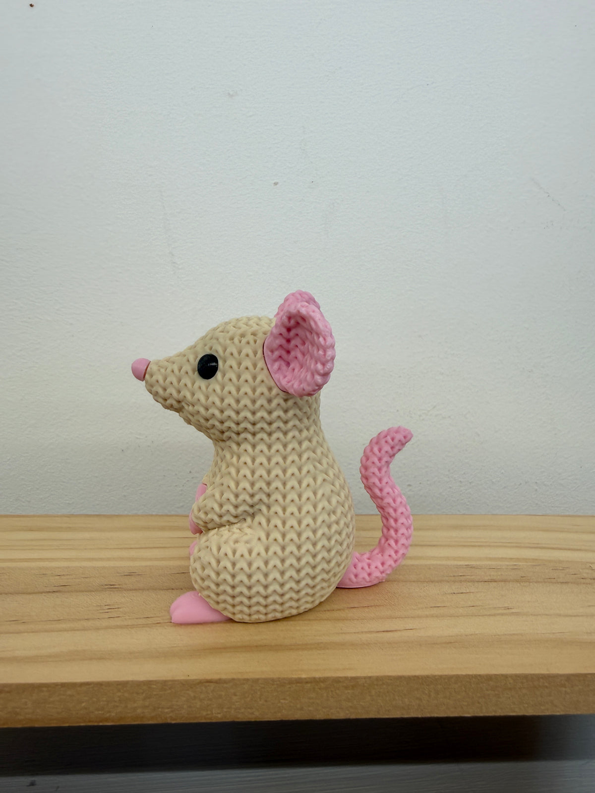 Cream Rat Figurine – Knitted-Style Shelf Decor
