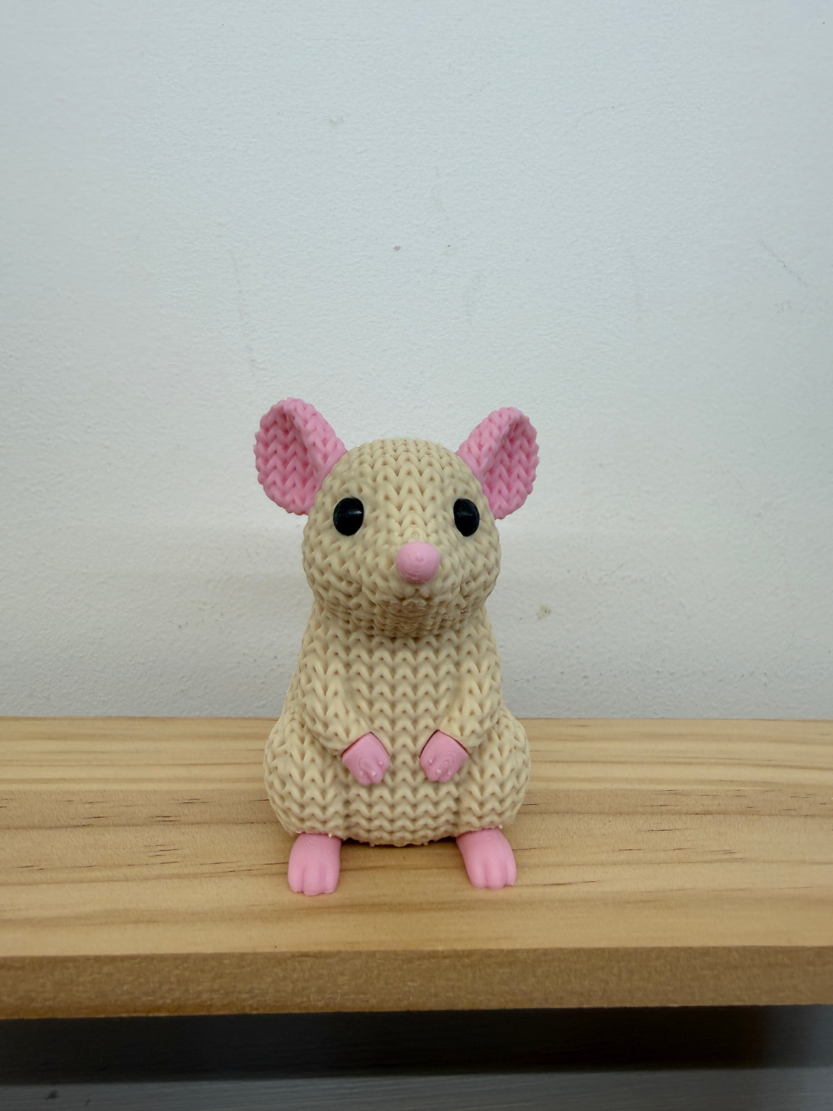Cream Rat Figurine – Knitted-Style Shelf Decor