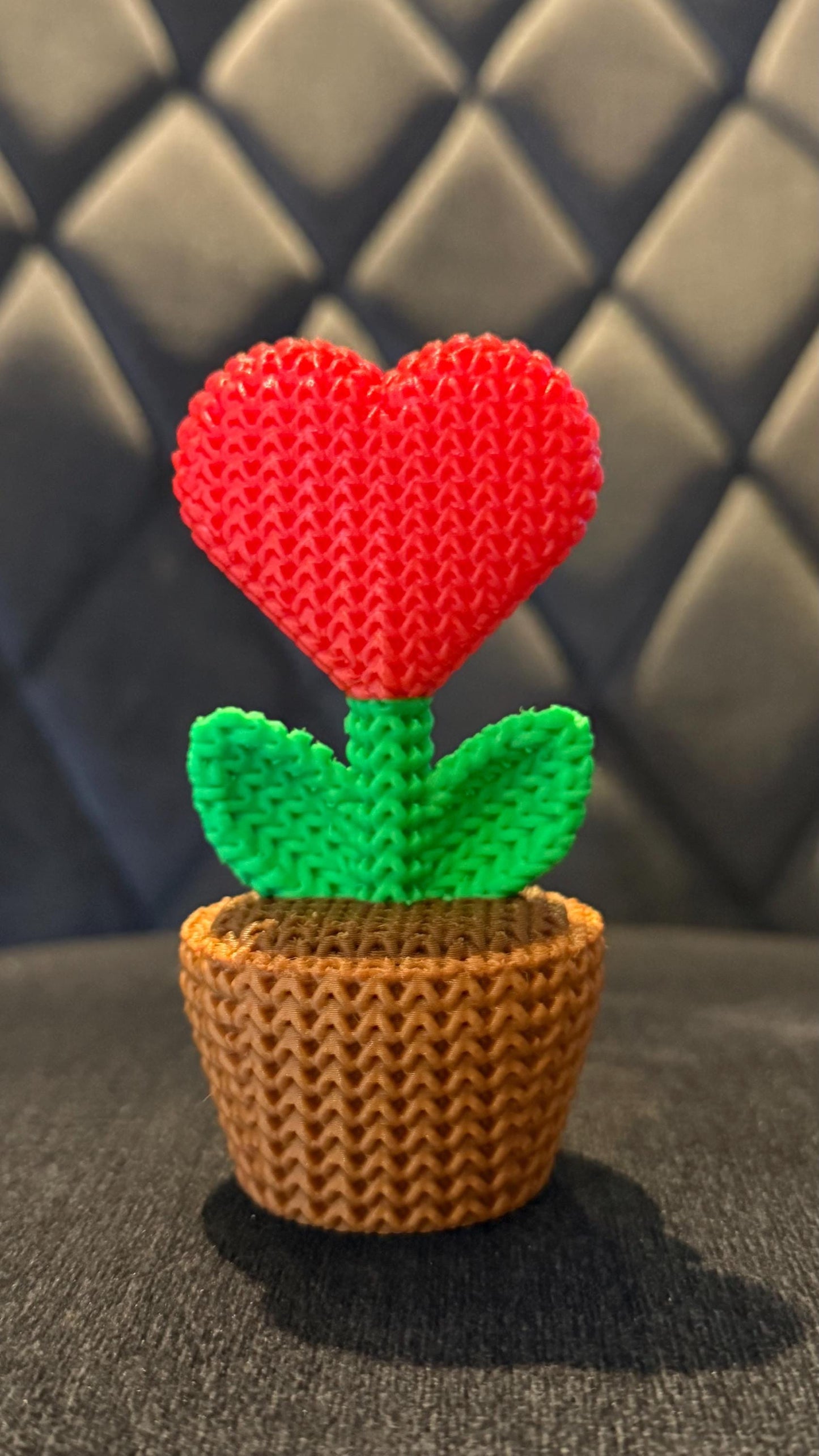 3D Printed Love Heart Flower Pot Figurine: Collectible Ornament Valentine Gift